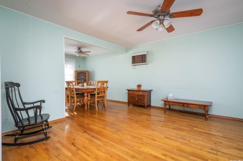 3 Lynn Pl, Bethpage, NY 11714-4307