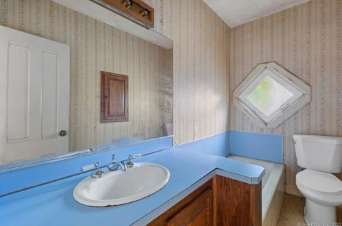 77 Vauxhall St, United States Coast Guard Ac CT  06320-5333 exterior