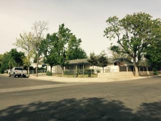 2539 Dearing Ave, Fresno, CA 93725-1740