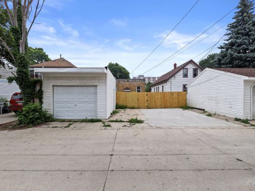 3051 52, Milwaukee WI 53219-4518 exterior