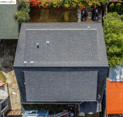 1077 57th St, Oakland CA  94608-2744 exterior