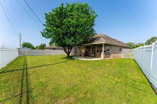 301 Willow Rd, Aubrey TX  76227-9404 exterior