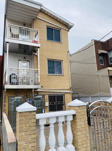 947 211th St, Bronx, NY 10469-1107