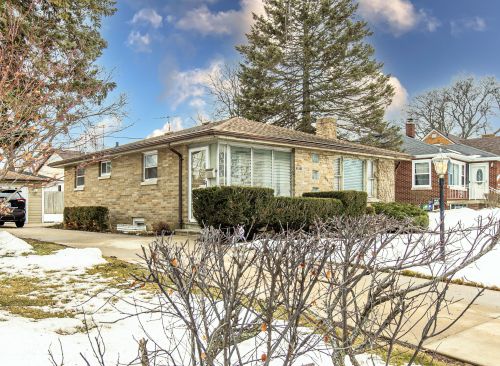 3931 Wilson Rd, Kenosha, WI 53142-7042