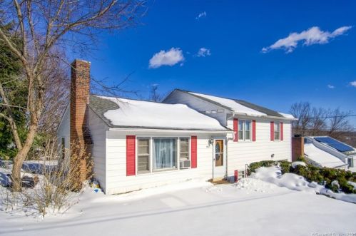 94 Media Ave, Waterbury, CT 06708-1751
