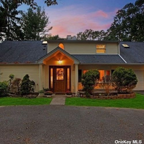 136 Holbrook Rd, Holbrook, NY 11741-1323