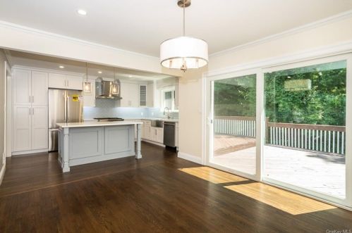 73 Rolling Way, New Rochelle NY  10804-2405 exterior