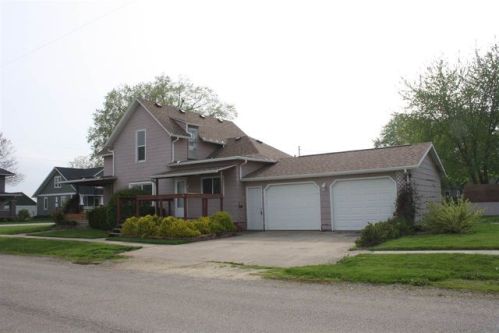 102 Madison St, Wayland IA  52654-9703 exterior