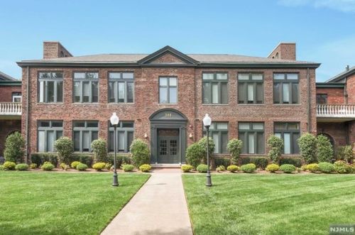 380 Broad Ave, Englewood, NJ 07631-4305