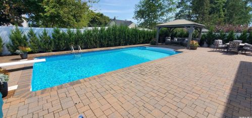 31 Evergreen Pl, Deer Park NY  11729-3720 exterior
