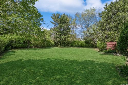 3 Mansfield Ln, Elwood NY  11731-4132 exterior