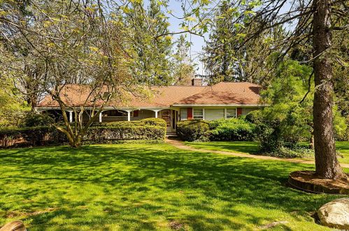2 Harbour Rd, Great Neck, NY 11024-1204