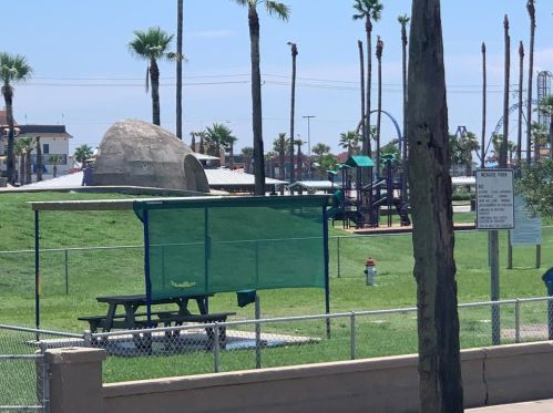 2107 28 St, Galveston TX 77550-7706 exterior