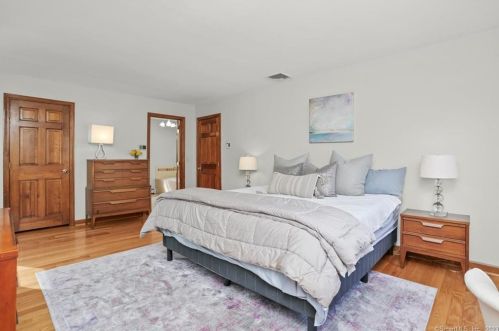 12 Cold Spg Dr, Bridgeport CT 06611-1106 exterior