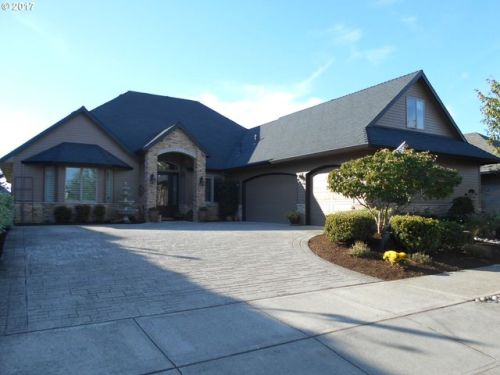 2151 Meridian Dr, Woodburn, OR 97071-7738