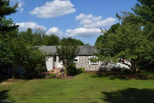 4 Appollo Pl, Clinton, NJ 08809-1040