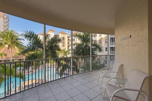 470 Launch Cir, Naples, FL 34108-2358
