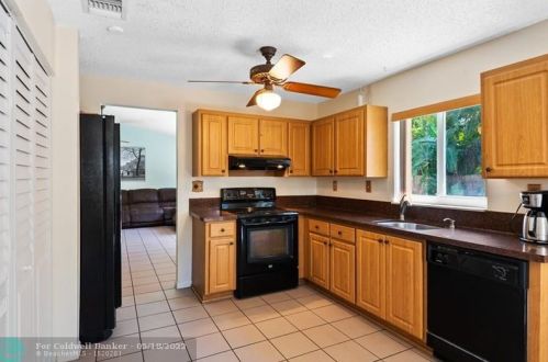 19621 58 Ave, Hialeah FL  33015-4909 exterior