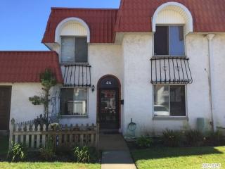 44 Alhambra Dr, Rockville Centre, NY 11572-5425