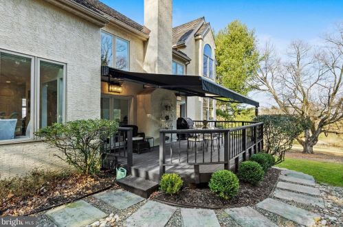 800 Springbank Ln, Wayne, PA 19087-1948