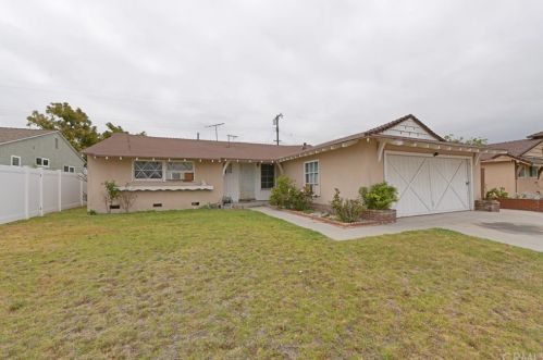 6800 Via Media Cir, Buena Park, CA 90620-4118