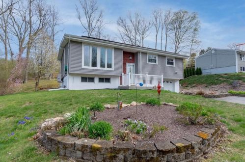 114 Meeting House Ln, Gales Ferry, CT 06339-1730