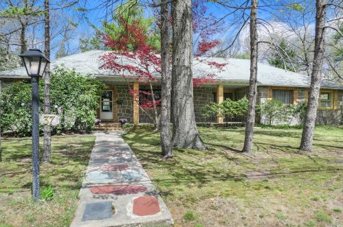 37 Lillian Pl, Canaan Lake, NY 11772-2981