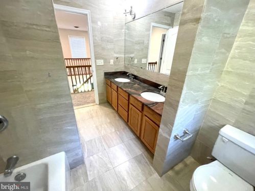 32 Pin Oak Dr, Dover DE  19904-2373 exterior