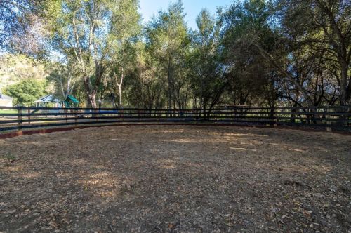 10555 Watsonville Rd, Gilroy CA  95020-9433 exterior