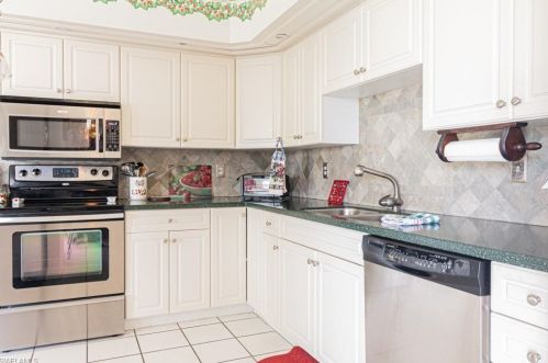 1921 Piccadilly Circus, Naples FL 34112-3688 exterior