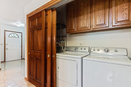 7522 Mequon Square Dr, Thiensville WI  53092-8528 exterior