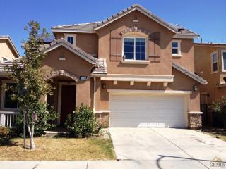 6103 Pilar Way, Bakersfield CA  93306-7422 exterior