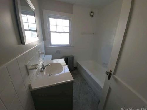 49 Norman St, Manchester CT  06040-6113 exterior