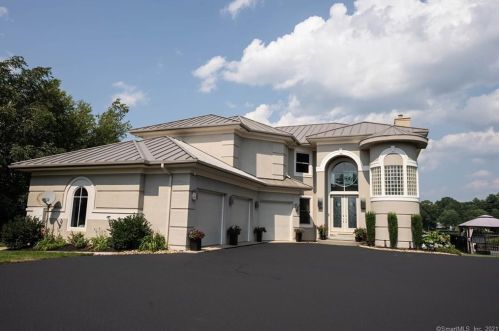 7 Kelci Cir, Norwich, CT 06351-8937