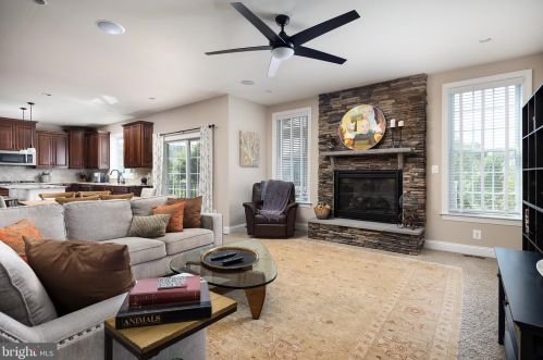 15909 Paynes Farm Dr, Haymarket VA  20169-8123 exterior