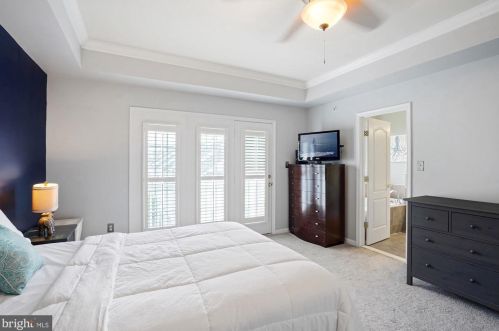 7060 Little Thames Dr, Gainesville VA 20155-4048 exterior