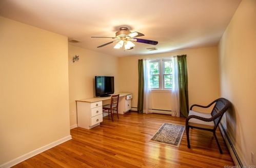 379 Glenwood Avenue Ext, Waterford CT  06385-3808 exterior