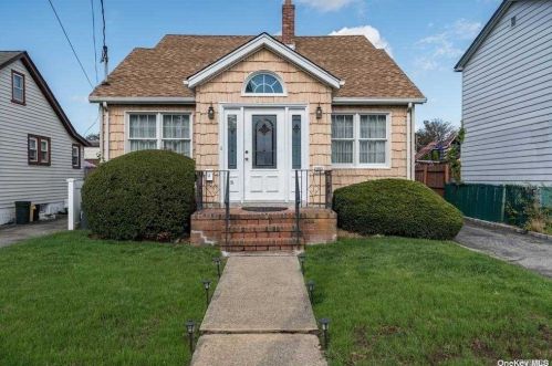 2335 Mitchell Pl, North Bellmore, NY 11710-3332