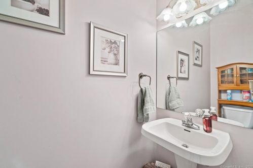 3 Killen Rd, Wallingford CT  06492-2697 exterior