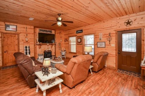38322 Cork St, Hempstead TX  77445-7408 exterior