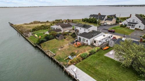 39 Barracuda Rd, East Quogue NY  11942-4916 exterior