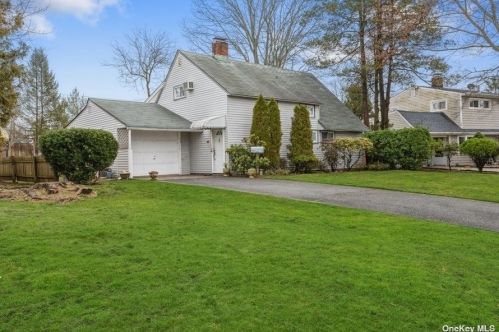 25 Mist Ln, Westbury, NY 11590-6309
