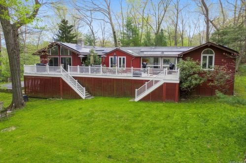 22 Stornowaye St, Chappaqua, NY 10514-2323