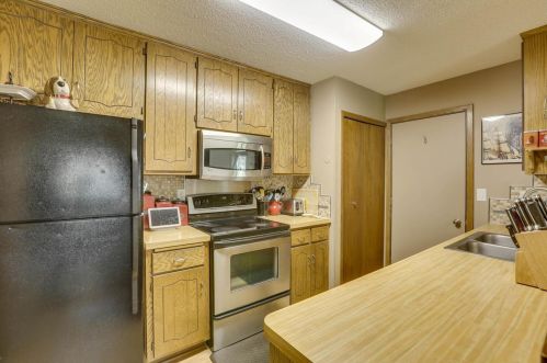 8622 Maplebrook Cir, Minneapolis, MN 55445-1938