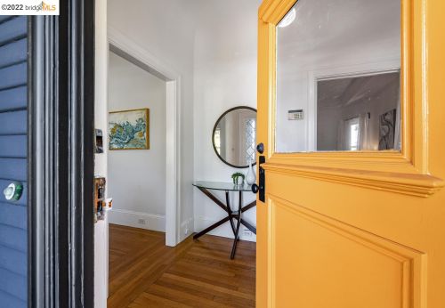 737 61st St, Oakland CA  94609-1207 exterior