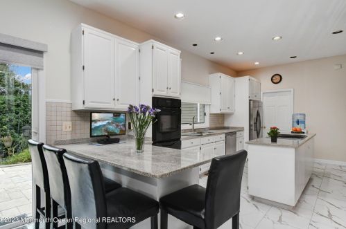 515 Seven Bridges Rd, Little Silver NJ  07739-1742 exterior