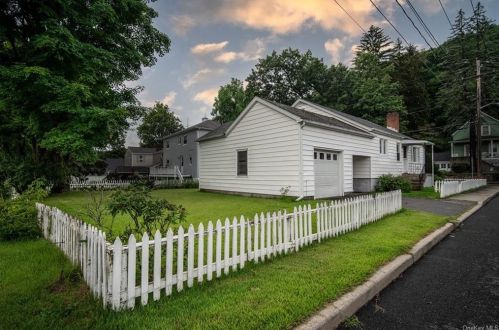 9 1st St, Highland Falls, NY 10928-1404