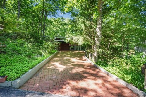 18 Spice Bush Ln, Tuxedo Park, NY 10987-3518