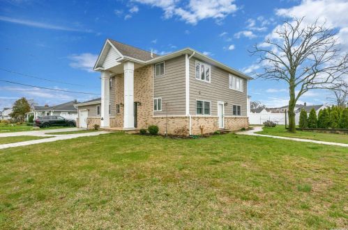 2429 Willoughby Ave, Seaford, NY 11783-2929