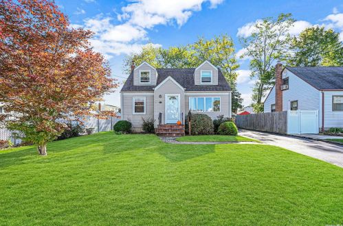 514 Greenlawn Ter, Copiague, NY 11726-4505